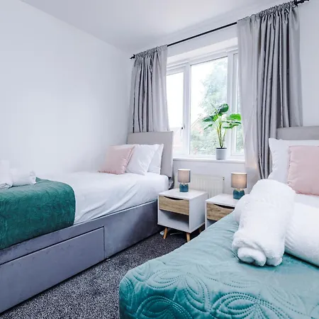 Spacious 6 Bedroom House, With Private Parking Manchester