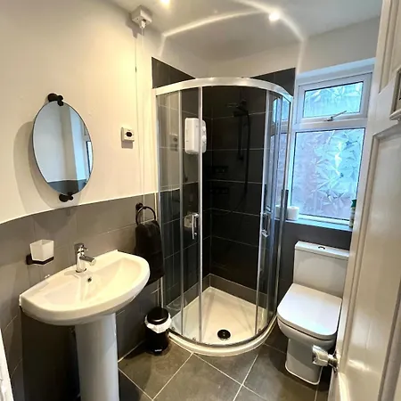 Casa de Férias Stylish 3-bed Haven - Free Parking & Garden Manchester