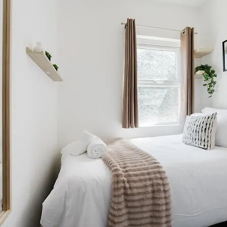 4 Bed Team L Free Parking L Families L Discounted, Free Early And Late Check In - Outs And Vouchers Included Manchester