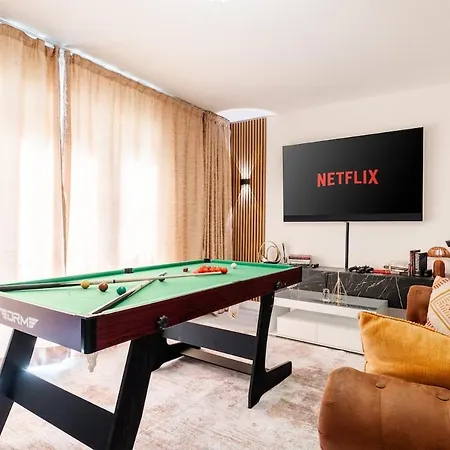 Modern 3-bed W Pool Table N Etihad & Co-op Live Casa de Férias
