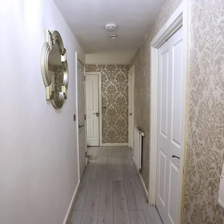 5 Bedroom House; Parking Near Media And Mcr Nyaraló Manchester