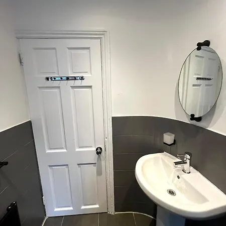 Casa de Férias Stylish 3-bed Haven - Free Parking & Garden