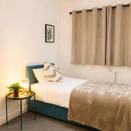 6bdr House In Old Trafford Sleeps 15 Parking Manchester
