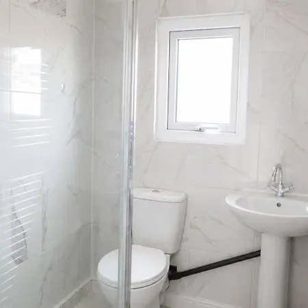 Large 7 Bedroom House! Parking. Close2city Centre * Manchester