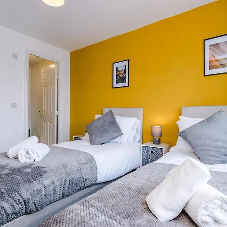 Spacious 6 Bedroom House, With Private Parking Tatil Evi Manchester