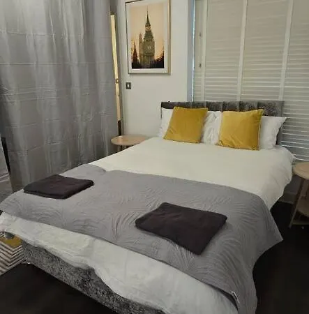 4br House + Parking Near Etihad & Co-op Live Tatil Evi *