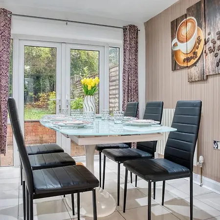 3 Bedrooms Sleeps 7 Free Parking Manchester