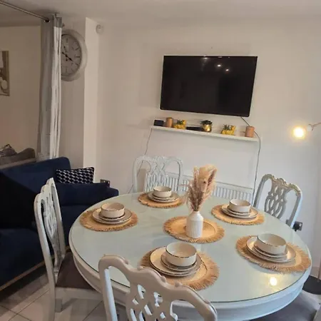 4br House + Parking Near Etihad & Co-op Live Tatil Evi