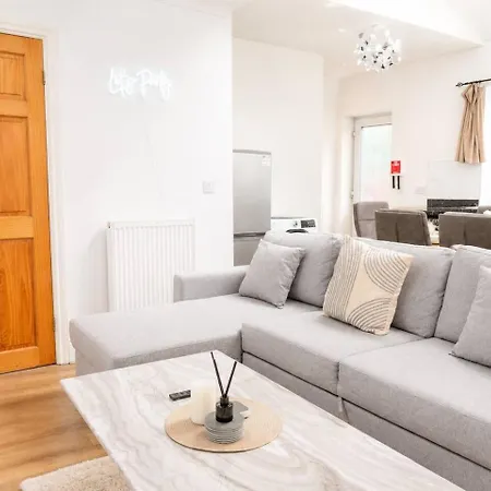 Casa de Férias 6bdr House In Old Trafford Sleeps 15 Parking