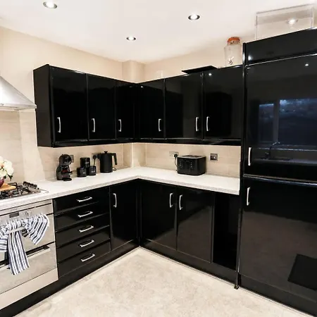 5 Bedroom House; Parking Near Media And Mcr Casa de Férias *