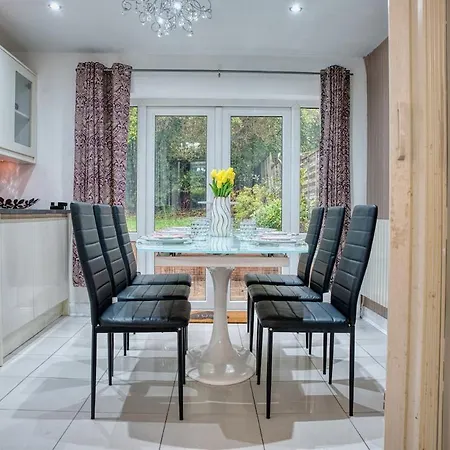 3 Bedrooms Sleeps 7 Free Parking Prázdninový dům Manchester
