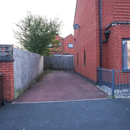 5 Bedroom House; Parking Near Media And Mcr Casa de Férias *
