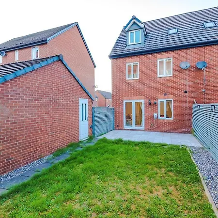 Vidale Court 2, Paprika Close- 4 Bedrooms Sleeps 7 Tatil Evi Manchester