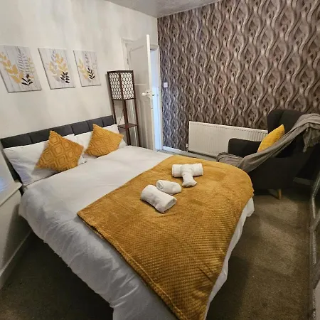 3 Bedrooms Sleeps 7 Free Parking *