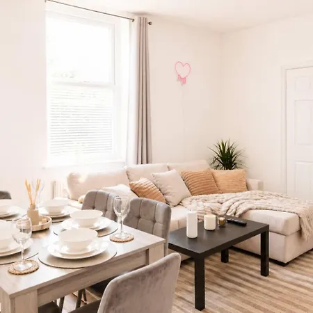 Large 7 Bedroom House! Parking. Close2city Centre Manchester