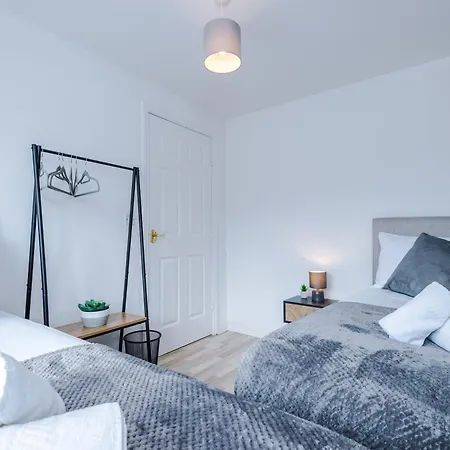 Spacious 6 Bedroom House, With Private Parking * Manchester