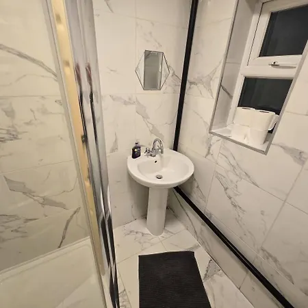 Large 7 Bedroom House! Parking. Close2city Centre Tatil Evi *