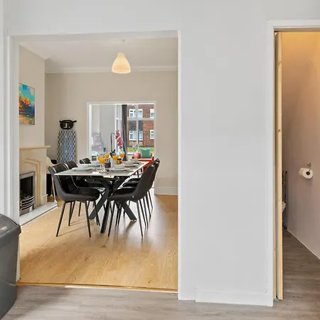 Stylish 3br Mellor House Close To Old Trafford - Sleeps 5