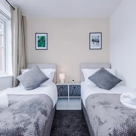 Spacious 6 Bedroom House, With Private Parking Tatil Evi Manchester