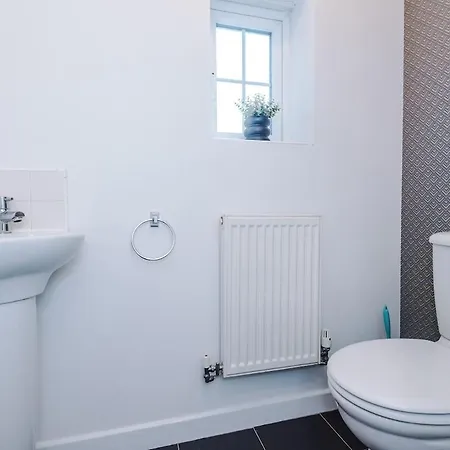 Vidale Court 2, Paprika Close- 4 Bedrooms Sleeps 7 *
