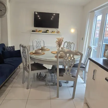 Tatil Evi 4br House + Parking Near Etihad & Co-op Live