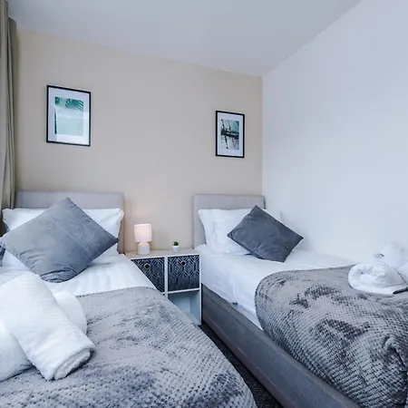 Spacious 6 Bedroom House, With Private Parking Tatil Evi *