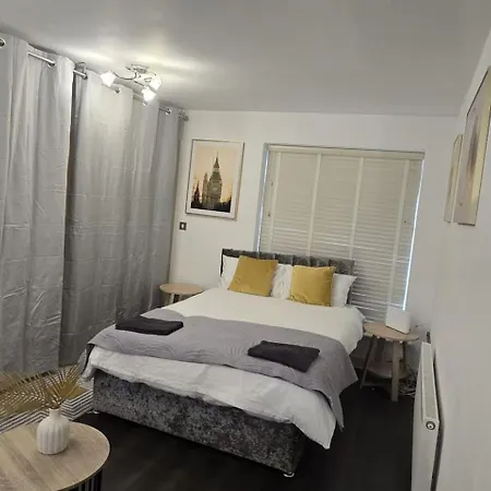 4br House + Parking Near Etihad & Co-op Live Tatil Evi