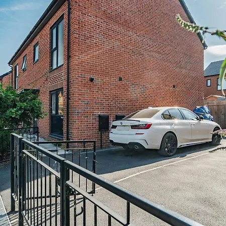 Modern 3-bed W Pool Table N Etihad & Co-op Live Casa de Férias *