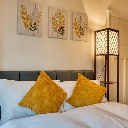 3 Bedrooms Sleeps 7 Free Parking Tatil Evi