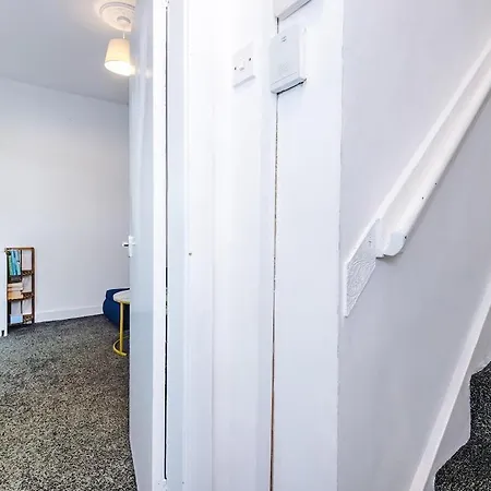 3 Bedroom - Free Parking - Location Manchester