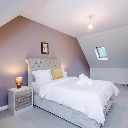 Vidale Court 2, Paprika Close- 4 Bedrooms Sleeps 7 * Manchester