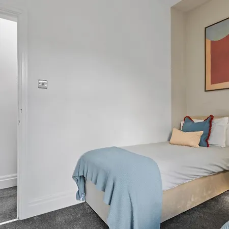 2 Bed Retreat -near Mri Oxford Rd- Sleeps 5 *