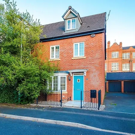 Vidale Court 2, Paprika Close- 4 Bedrooms Sleeps 7 * Manchester