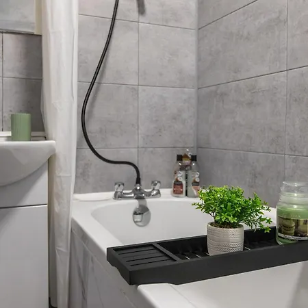 2 Bed Retreat -near Mri Oxford Rd- Sleeps 5 Casa de Férias