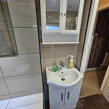 3 Bedrooms Sleeps 7 Free Parking