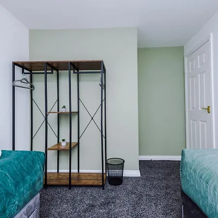 Spacious 6 Bedroom House, With Private Parking *
