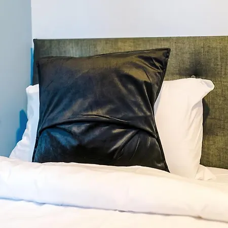 Vidale Court 2, Paprika Close- 4 Bedrooms Sleeps 7 Tatil Evi Manchester