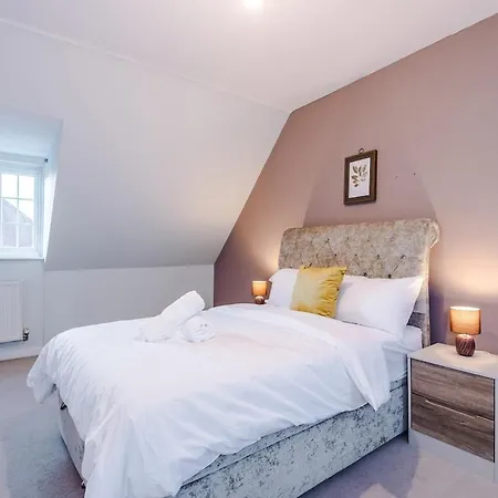 Vidale Court 2, Paprika Close- 4 Bedrooms Sleeps 7 * Manchester