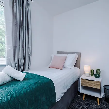 Spacious 6 Bedroom House, With Private Parking * Manchester
