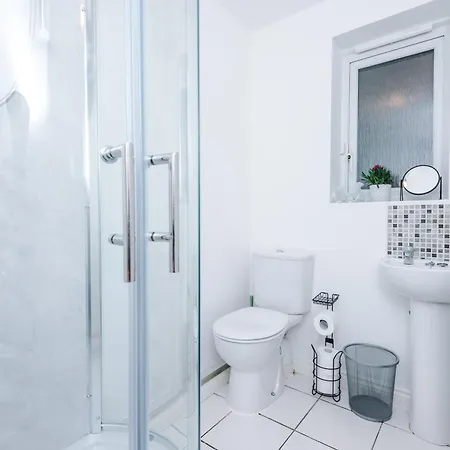 Spacious 6 Bedroom House, With Private Parking Tatil Evi Manchester