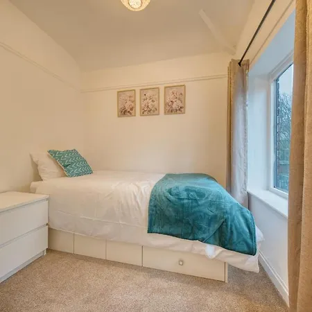 3 Bedrooms Sleeps 7 Free Parking Manchester