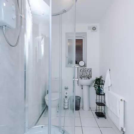 Spacious 6 Bedroom House, With Private Parking Tatil Evi Manchester
