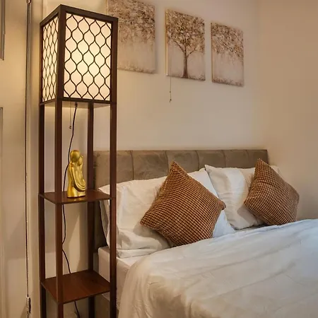 3 Bedrooms Sleeps 7 Free Parking Manchester