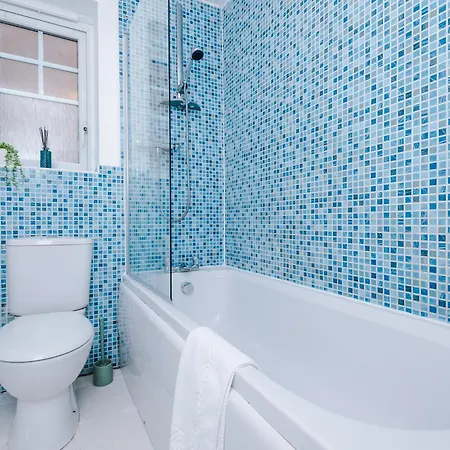 Tatil Evi Spacious 6 Bedroom House, With Private Parking *