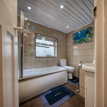 3 Bedrooms Sleeps 7 Free Parking Prázdninový dům