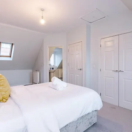 Vidale Court 2, Paprika Close- 4 Bedrooms Sleeps 7 Manchester