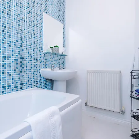 Spacious 6 Bedroom House, With Private Parking Tatil Evi *