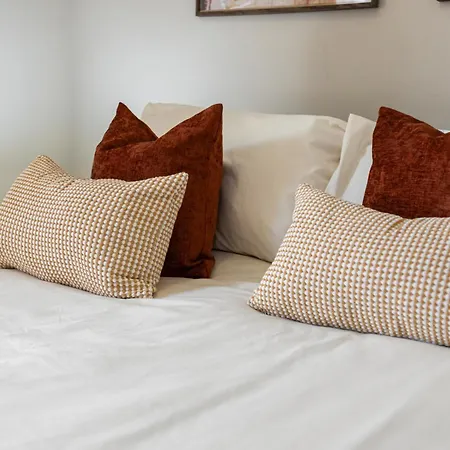 Casa de Férias 2 Bed Retreat -near Mri Oxford Rd- Sleeps 5 *