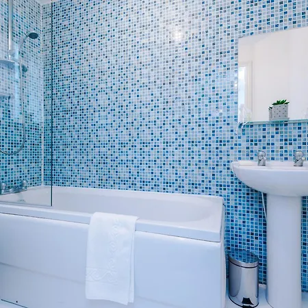 Tatil Evi Spacious 6 Bedroom House, With Private Parking *