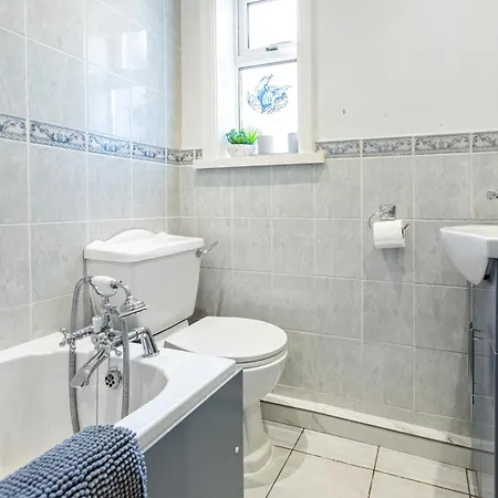 Stylish 3br Mellor House Close To Old Trafford - Sleeps 5 *